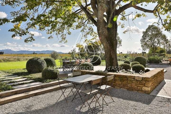 Grande ferme provençale d'exception à vendre dans le Vaucluse, entièrement restaurée.