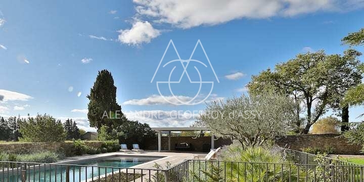 Grande ferme provençale d'exception à vendre dans le Vaucluse, entièrement restaurée.