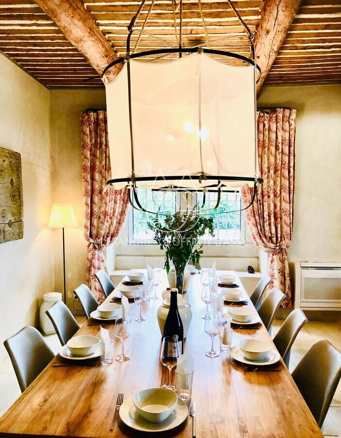 Grande ferme provençale d'exception à vendre dans le Vaucluse, entièrement restaurée.