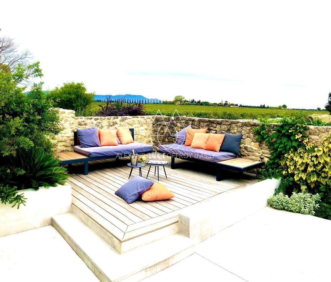 Grande ferme provençale d'exception à vendre dans le Vaucluse, entièrement restaurée.