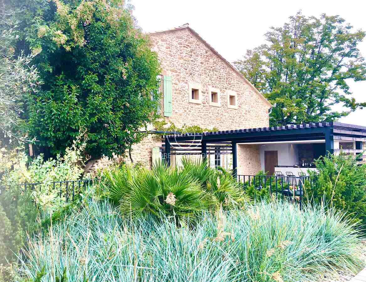 Grande ferme provençale d'exception à vendre dans le Vaucluse, entièrement restaurée.