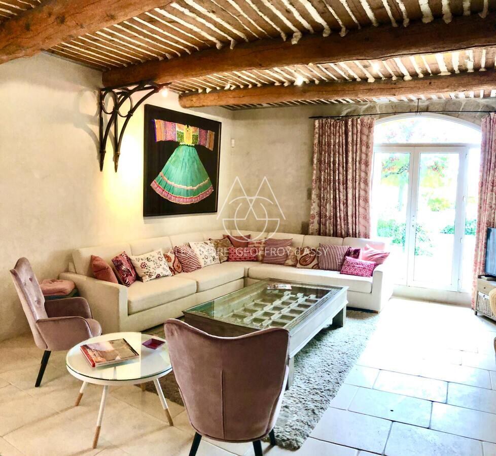 Grande ferme provençale d'exception à vendre dans le Vaucluse, entièrement restaurée.