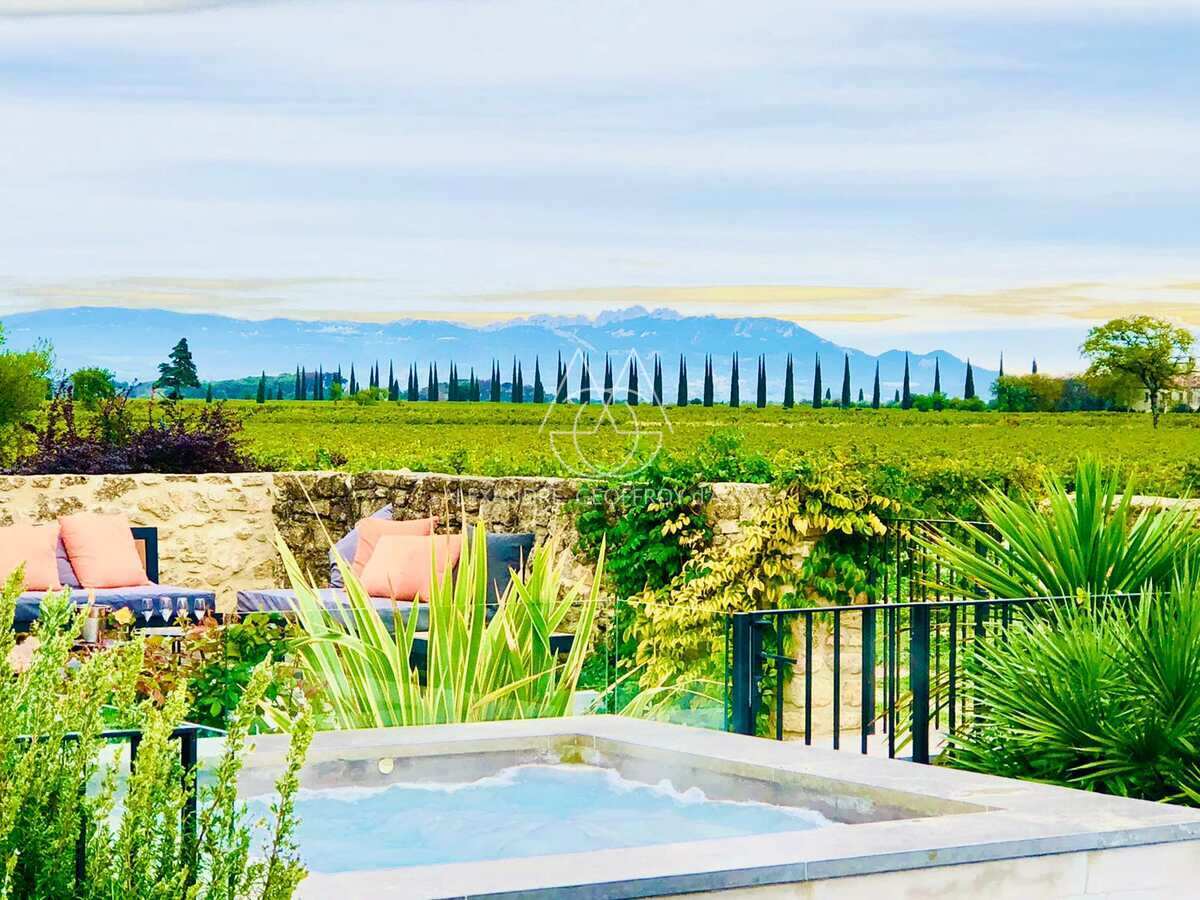 Grande ferme provençale d'exception à vendre dans le Vaucluse, entièrement restaurée.