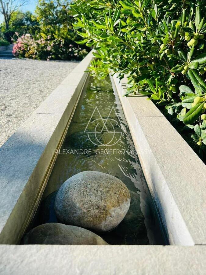 Grande ferme provençale d'exception à vendre dans le Vaucluse, entièrement restaurée.