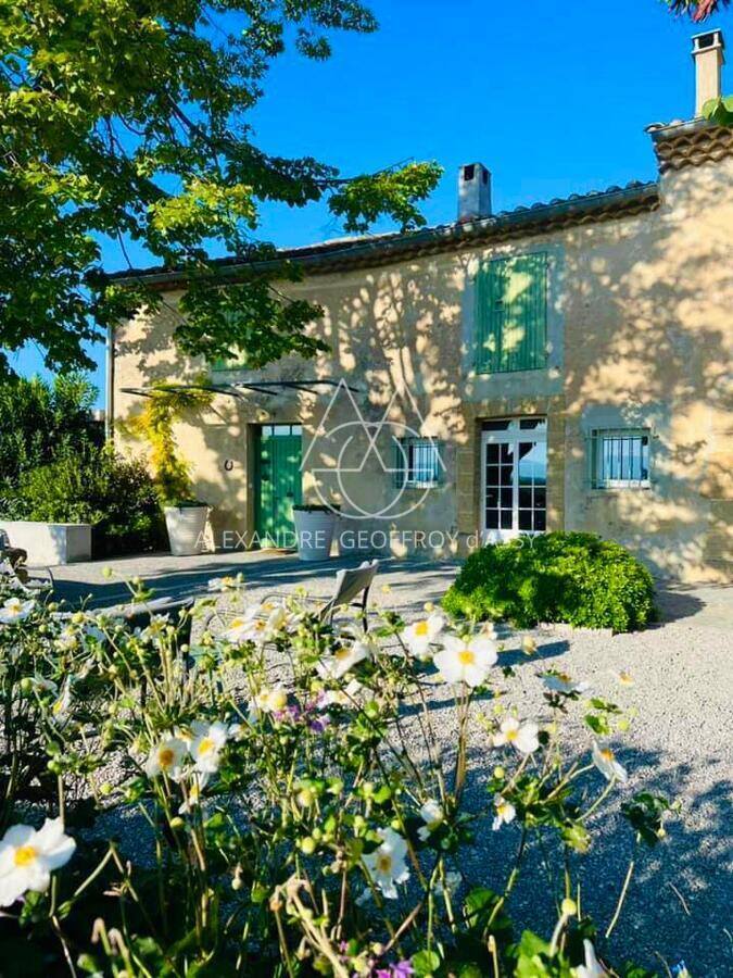 Grande ferme provençale d'exception à vendre dans le Vaucluse, entièrement restaurée.