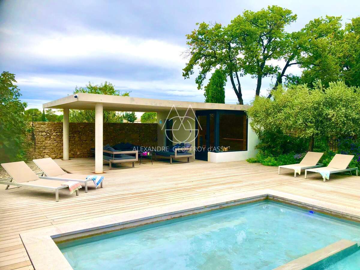 Grande ferme provençale d'exception à vendre dans le Vaucluse, entièrement restaurée.