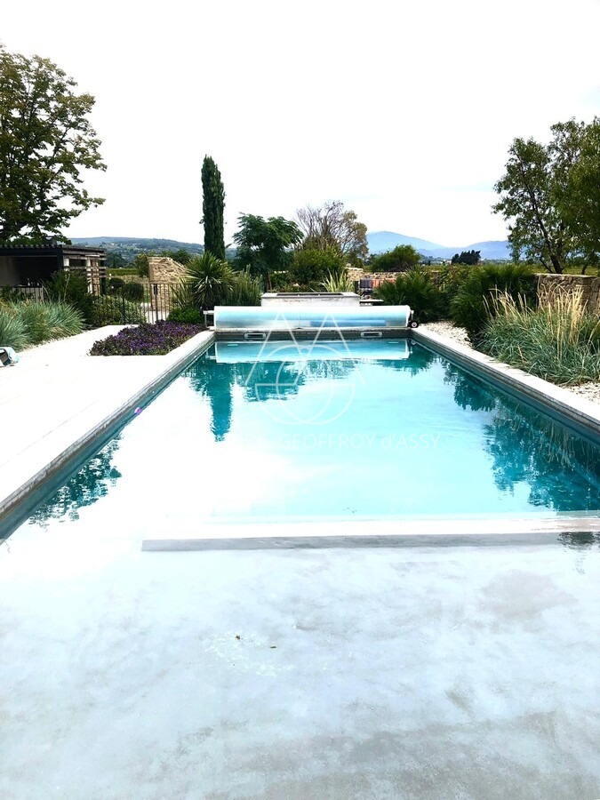 Grande ferme provençale d'exception à vendre dans le Vaucluse, entièrement restaurée.