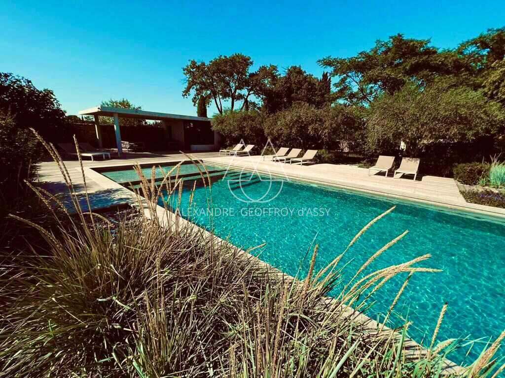 Grande ferme provençale d'exception à vendre dans le Vaucluse, entièrement restaurée.