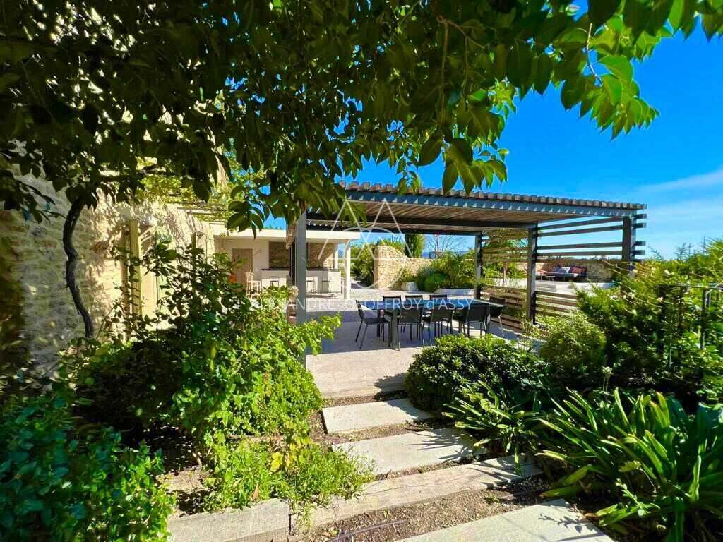 Grande ferme provençale d'exception à vendre dans le Vaucluse, entièrement restaurée.