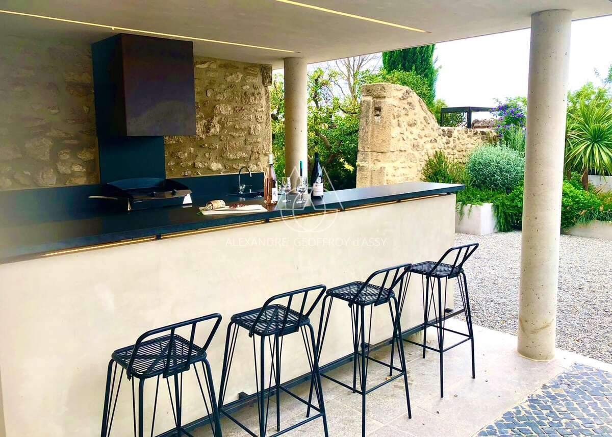 Grande ferme provençale d'exception à vendre dans le Vaucluse, entièrement restaurée.