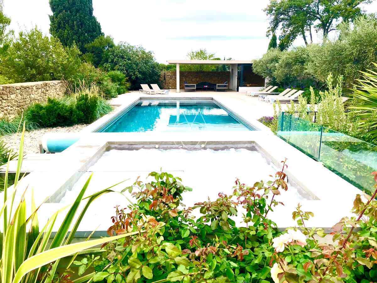 Grande ferme provençale d'exception à vendre dans le Vaucluse, entièrement restaurée.