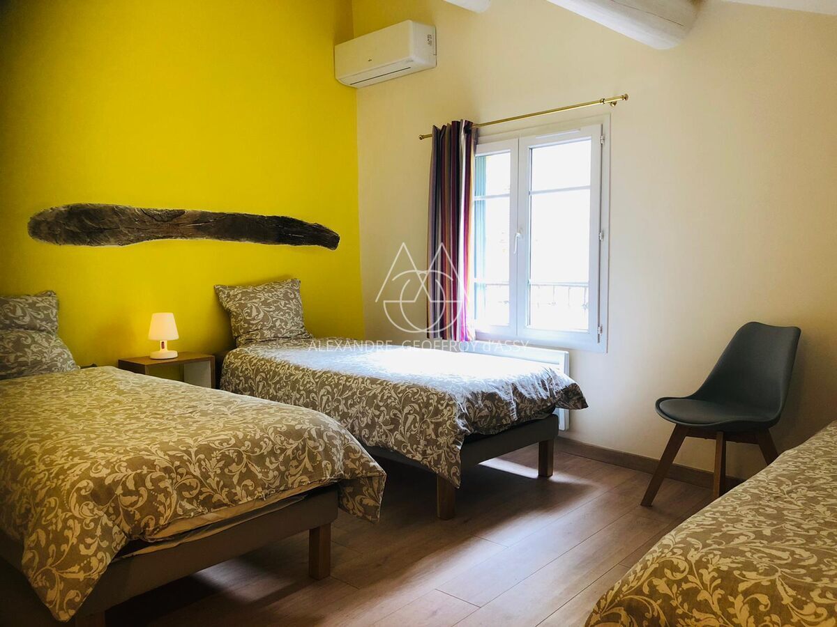 Grande ferme provençale d'exception à vendre dans le Vaucluse, entièrement restaurée.