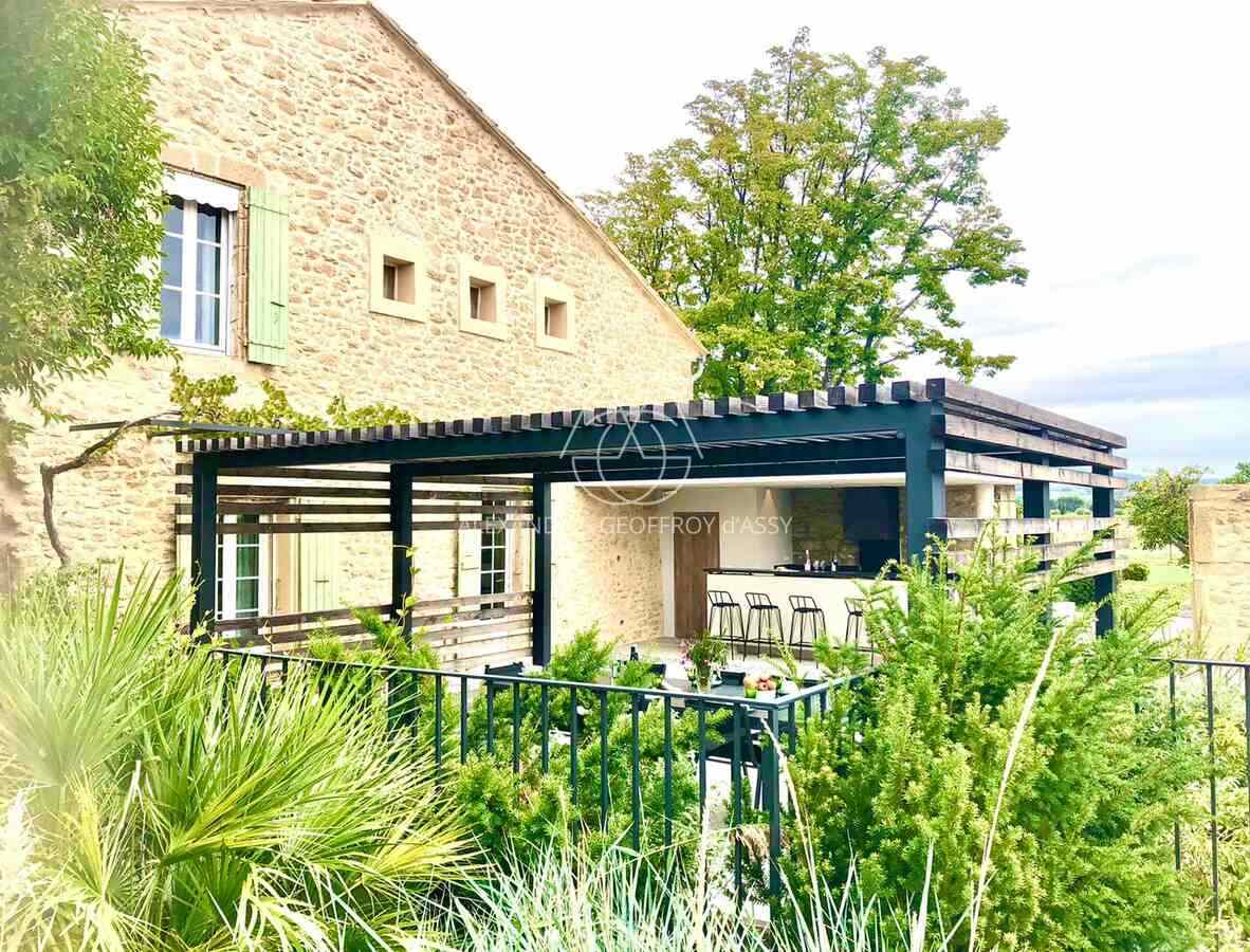 Grande ferme provençale d'exception à vendre dans le Vaucluse, entièrement restaurée.