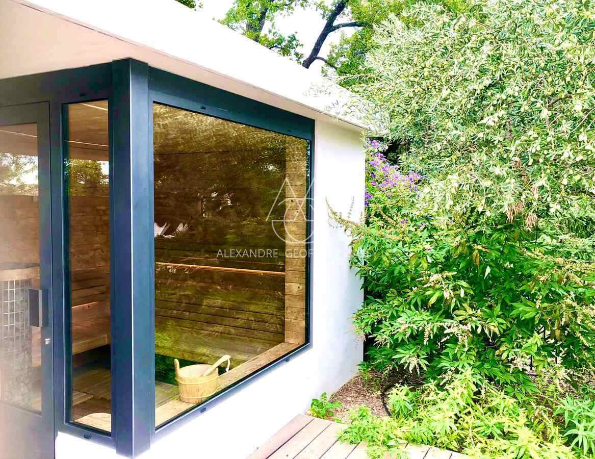 Grande ferme provençale d'exception à vendre dans le Vaucluse, entièrement restaurée.