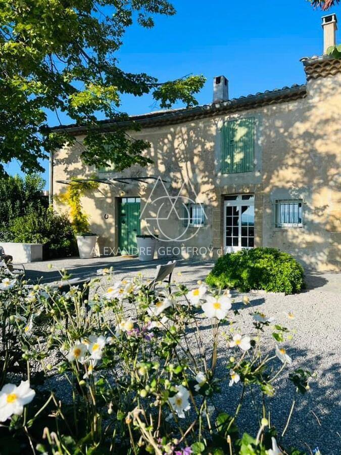 Grande ferme provençale d'exception à vendre dans le Vaucluse, entièrement restaurée.
