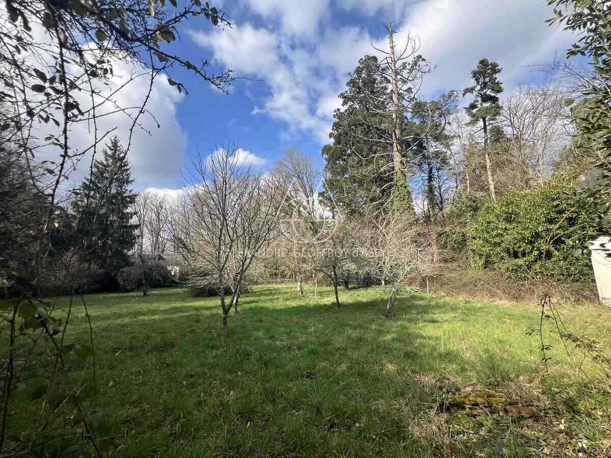Château XIXème avec nombreuses dépendances sur 2.5 hectares LOCHES