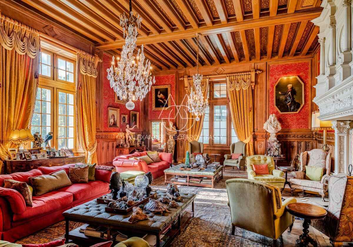 UN CHÂTEAU NÉO-GOTHIQUE ET RENAISSANCE EN SOLOGNE SUR 50 HA