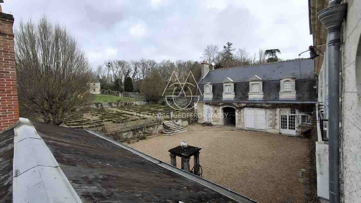 Château à 10 min de Tours de 500m2 sur un magnifique parc de 5ha.