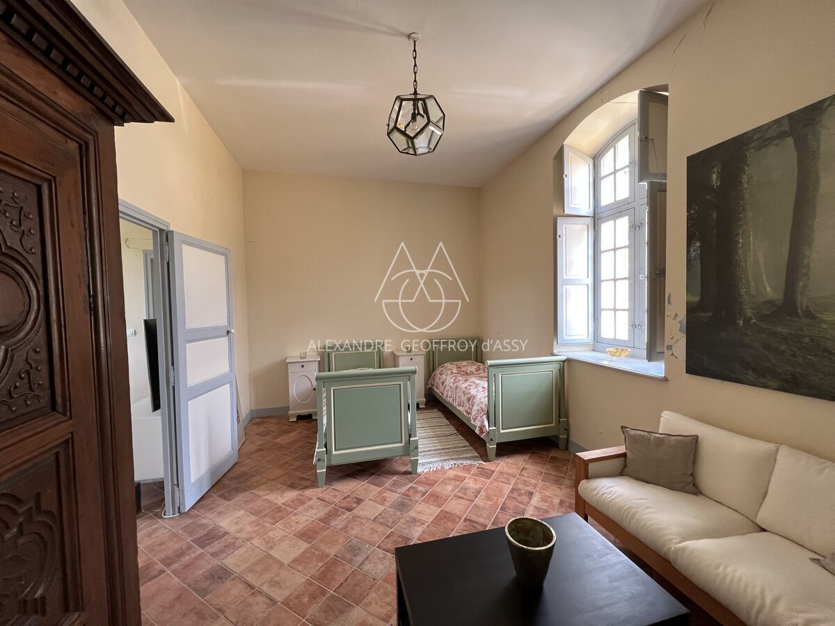 Abbaye classé Monument Historique date des XVIe et XVIIe siècles. Situé à proximité de Sablé.