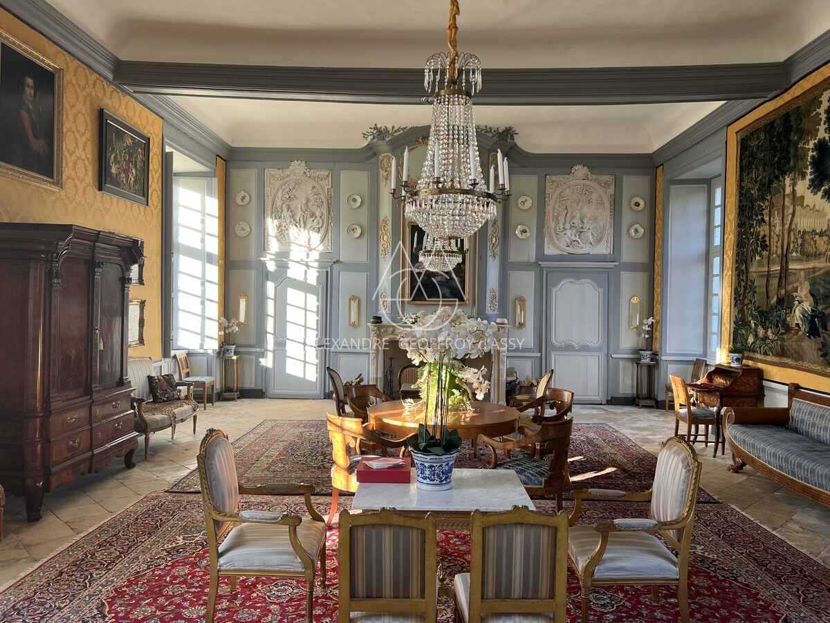 Abbaye classé Monument Historique date des XVIe et XVIIe siècles. Situé à proximité de Sablé.