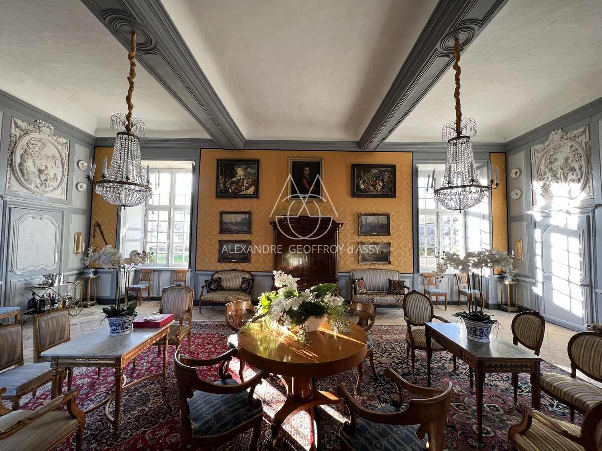 Abbaye classé Monument Historique date des XVIe et XVIIe siècles. Situé à proximité de Sablé.