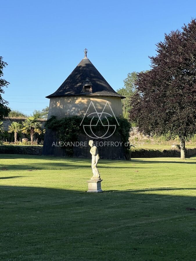 Abbaye classé Monument Historique date des XVIe et XVIIe siècles. Situé à proximité de Sablé.