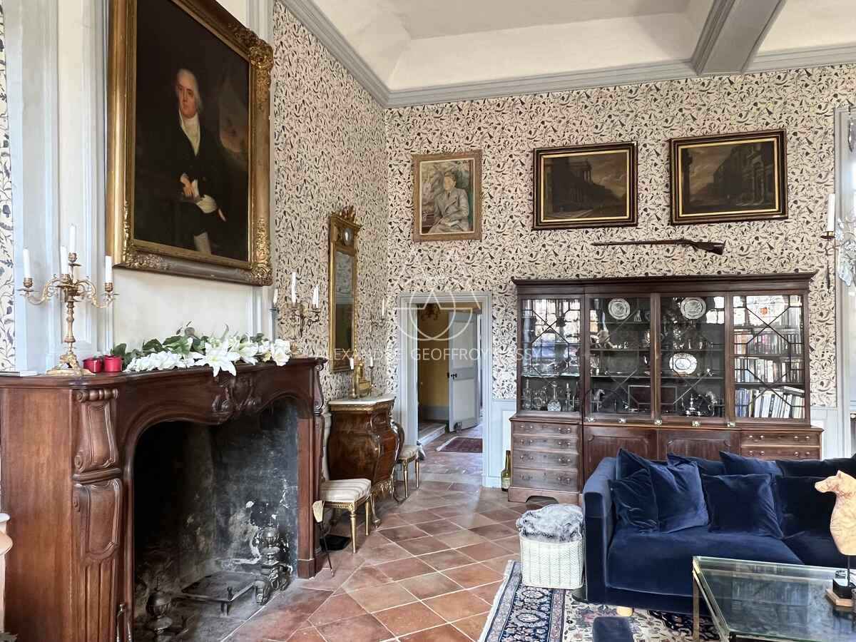 Abbaye classé Monument Historique date des XVIe et XVIIe siècles. Situé à proximité de Sablé.