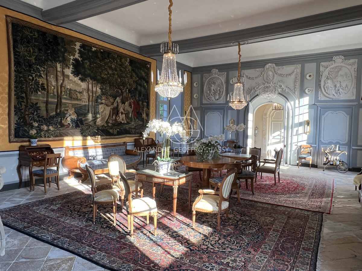 Abbaye classé Monument Historique date des XVIe et XVIIe siècles. Situé à proximité de Sablé.