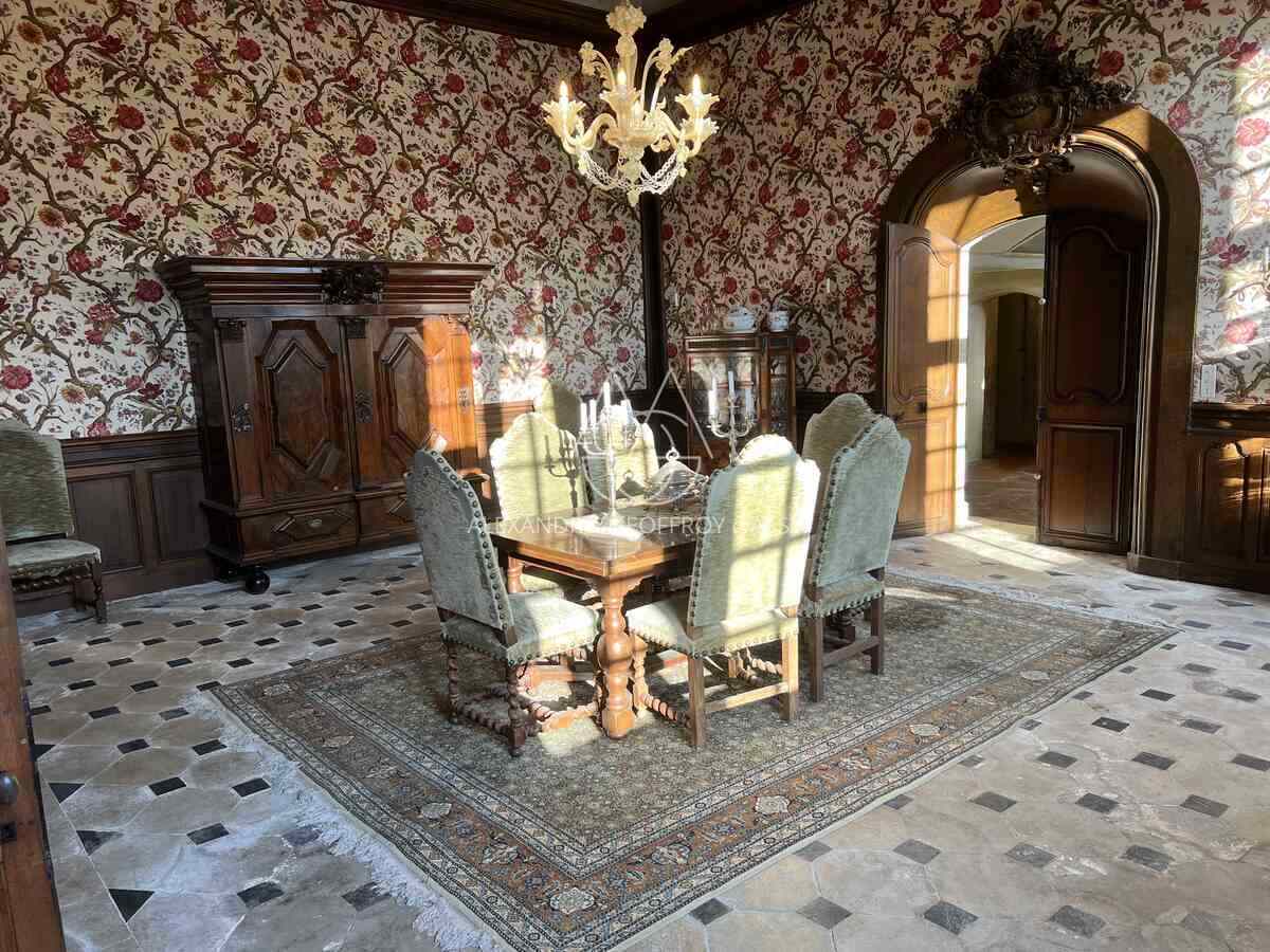 Abbaye classé Monument Historique date des XVIe et XVIIe siècles. Situé à proximité de Sablé.