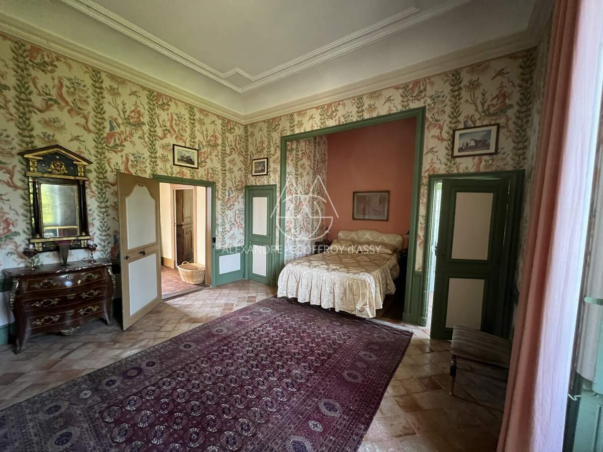 Abbaye classé Monument Historique date des XVIe et XVIIe siècles. Situé à proximité de Sablé.