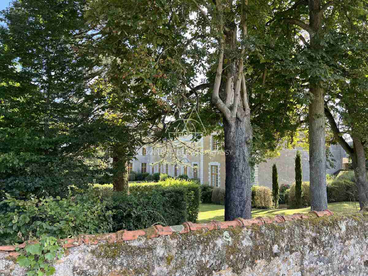 Abbaye classé Monument Historique date des XVIe et XVIIe siècles. Situé à proximité de Sablé.