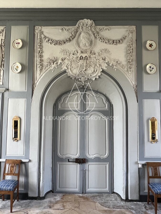 Abbaye classé Monument Historique date des XVIe et XVIIe siècles. Situé à proximité de Sablé.