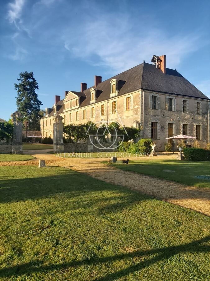 Abbaye classé Monument Historique date des XVIe et XVIIe siècles. Situé à proximité de Sablé.