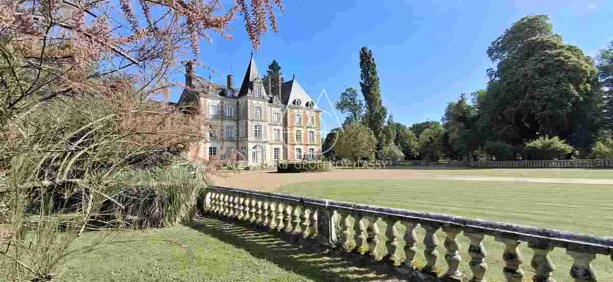 Château du XVIII eme a 1h10 de Paris. Conçu pour accueillir activités professionnelles et vie familiale indépendante.
