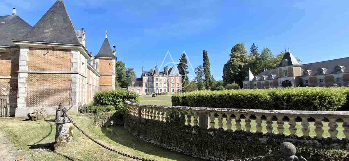Château du XVIII eme a 1h10 de Paris. Conçu pour accueillir activités professionnelles et vie familiale indépendante.