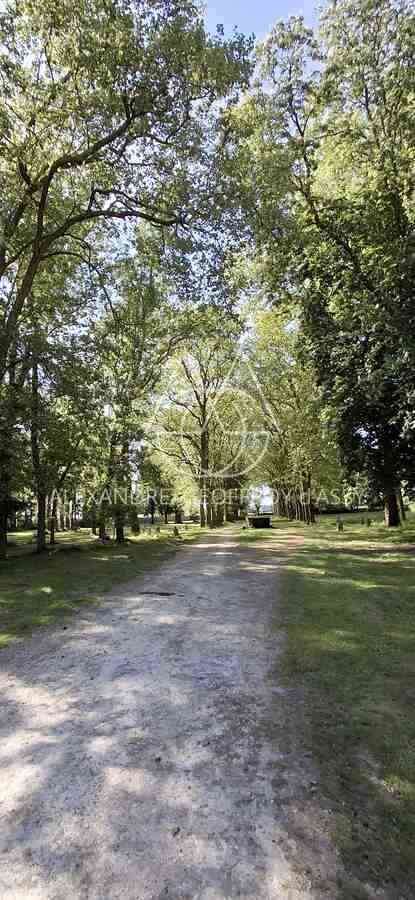 Château du XVIII eme a 1h10 de Paris. Conçu pour accueillir activités professionnelles et vie familiale indépendante.