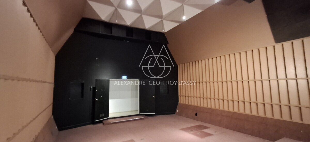 Château du XVIII eme a 1h10 de Paris. Conçu pour accueillir activités professionnelles et vie familiale indépendante.