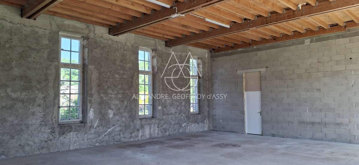 Château du XVIII eme a 1h10 de Paris. Conçu pour accueillir activités professionnelles et vie familiale indépendante.