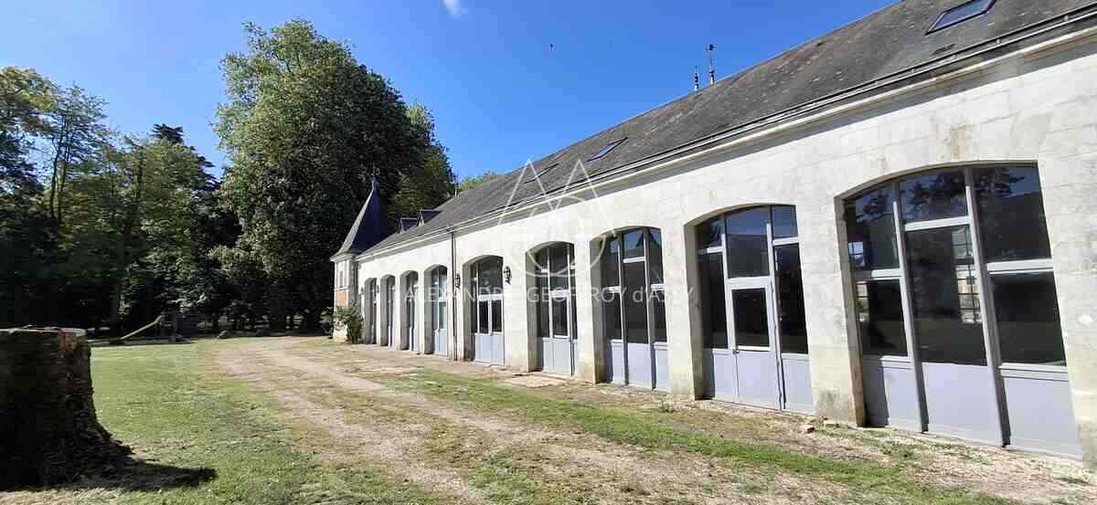 Château du XVIII eme a 1h10 de Paris. Conçu pour accueillir activités professionnelles et vie familiale indépendante.