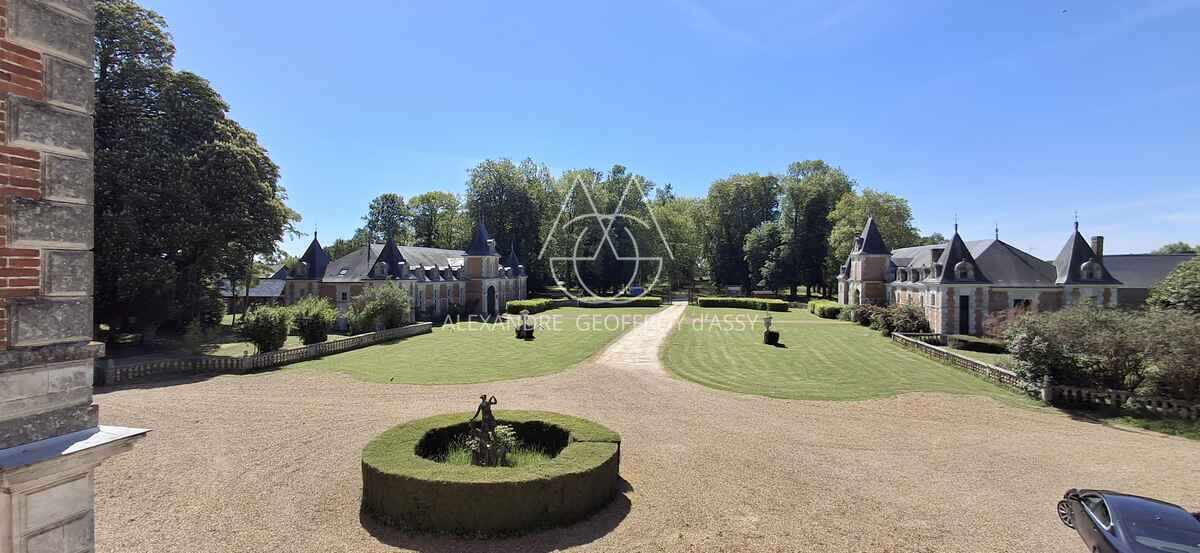 Château du XVIII eme a 1h10 de Paris. Conçu pour accueillir activités professionnelles et vie familiale indépendante.