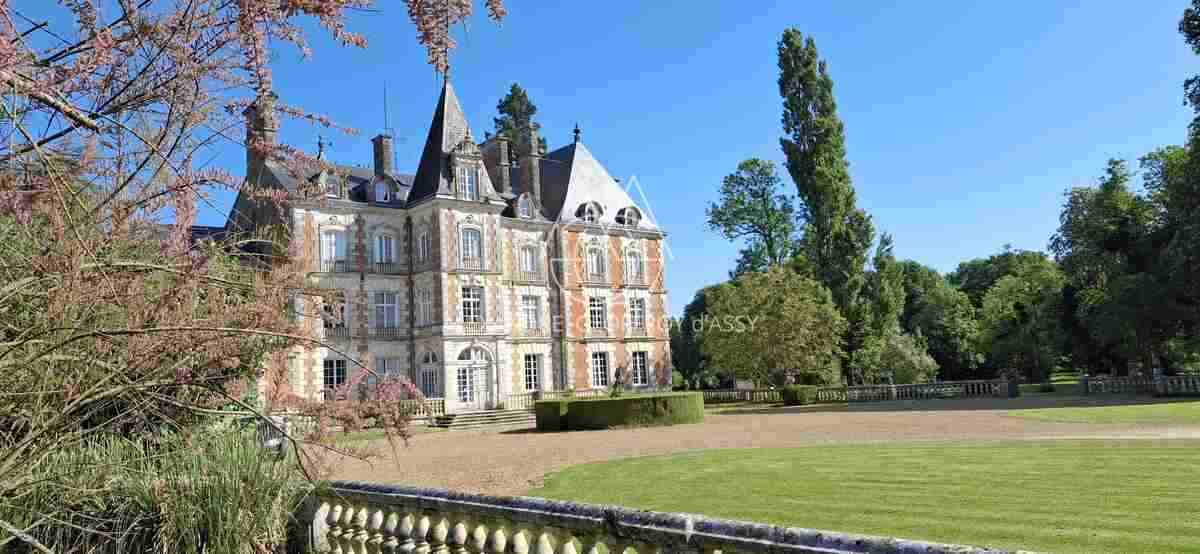 Château du XVIII eme a 1h10 de Paris. Conçu pour accueillir activités professionnelles et vie familiale indépendante.