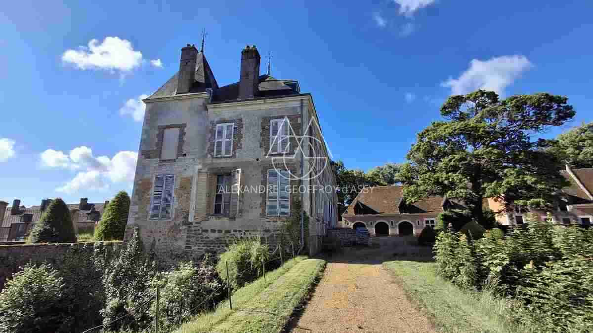 Superbe ensemble de châteaux du XVe, XVII et XVIIIe a 1h30 de Paris.