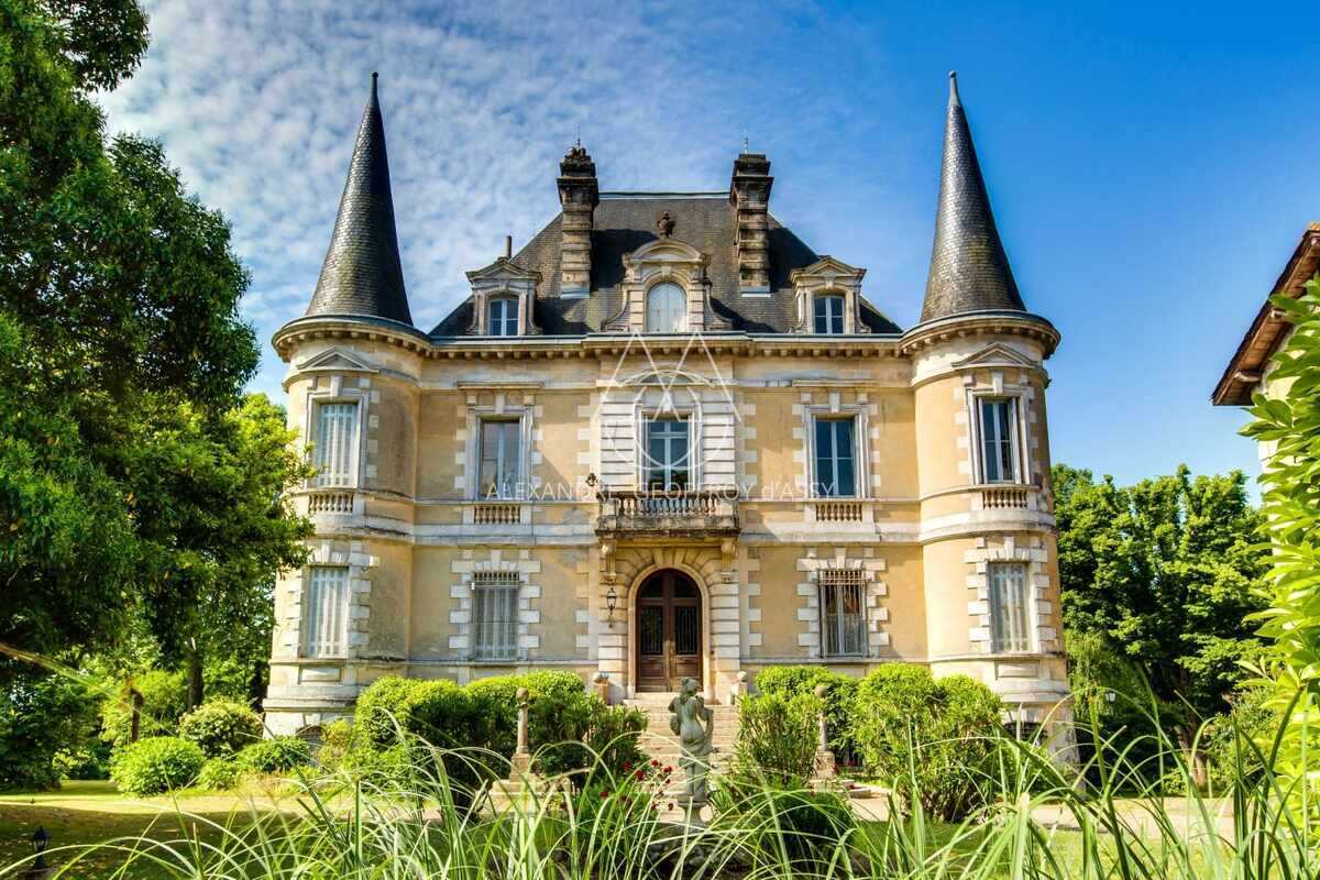 Château 19ème d'environ 1000 m² habitables .