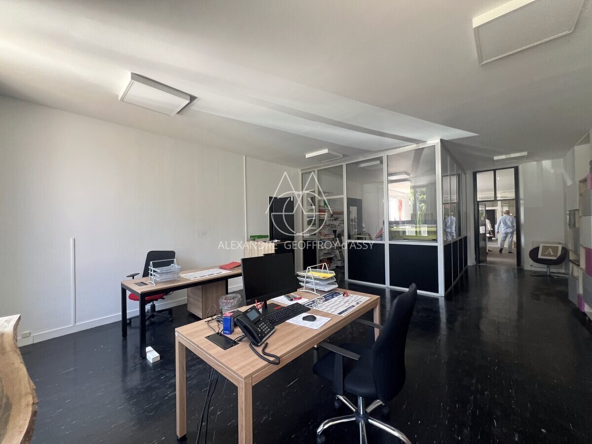 AMBOISE OPPORTUNITE 4000 m2 de locaux industriel avec maison de maître aménagée en bureaux