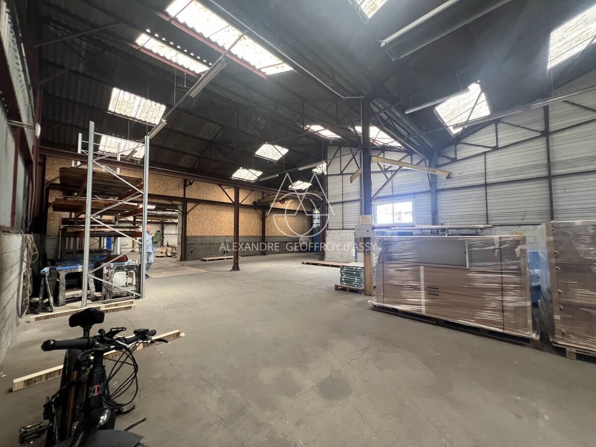 AMBOISE OPPORTUNITE 4000 m2 de locaux industriel avec maison de maître aménagée en bureaux