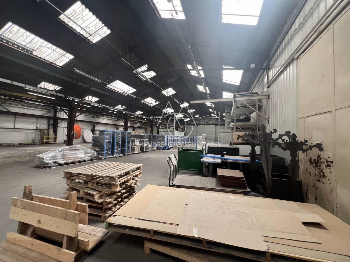 AMBOISE OPPORTUNITE 4000 m2 de locaux industriel avec maison de maître aménagée en bureaux