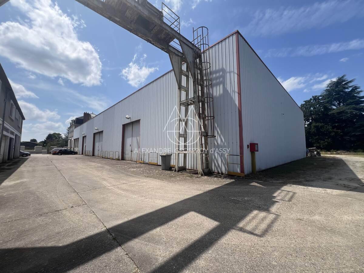 AMBOISE OPPORTUNITE 4000 m2 de locaux industriel avec maison de maître aménagée en bureaux