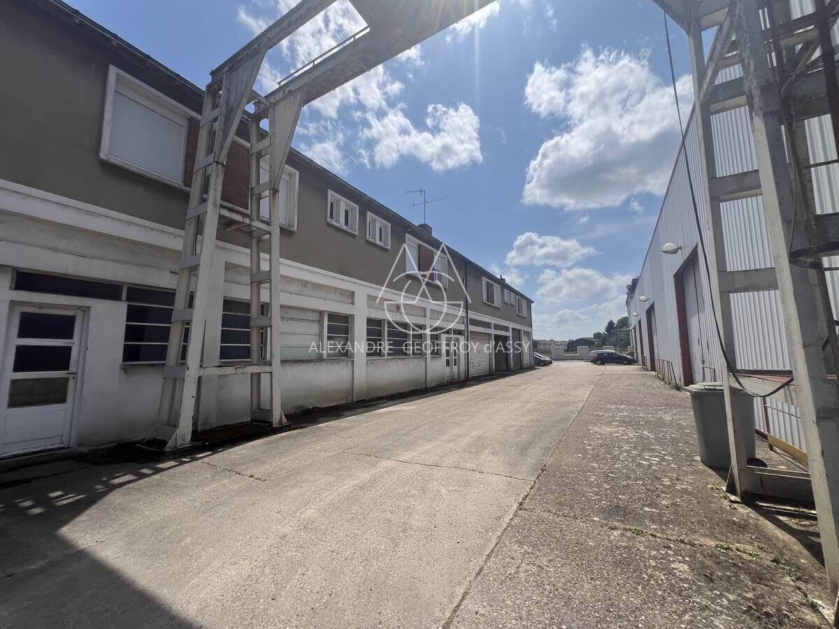 AMBOISE OPPORTUNITE 4000 m2 de locaux industriel avec maison de maître aménagée en bureaux