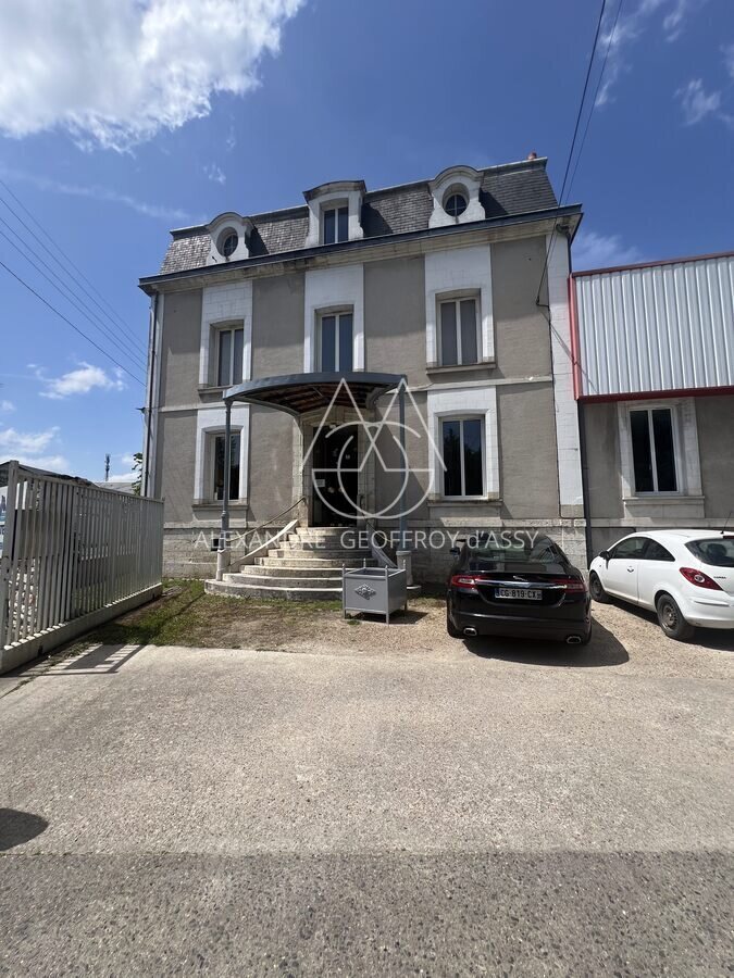 AMBOISE OPPORTUNITE 4000 m2 de locaux industriel avec maison de maître aménagée en bureaux