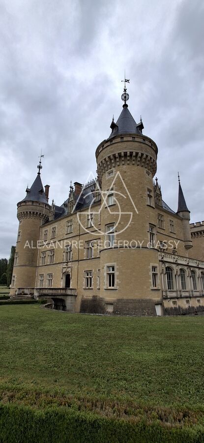 EXTRAORDINAIRE CHATEAU DU XIII ET XVIéme sur un domaine de 130 hectares